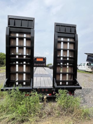 热切忙碌的标签拖车