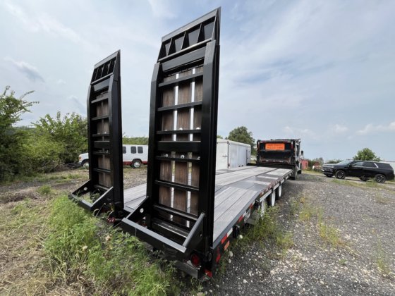 热切忙碌的标签拖车