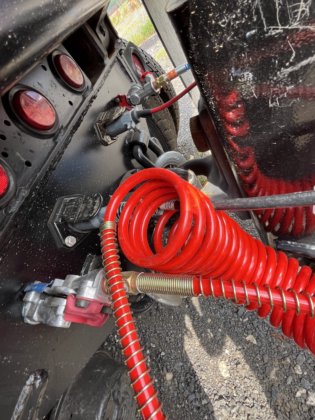 热切忙碌的标签拖车