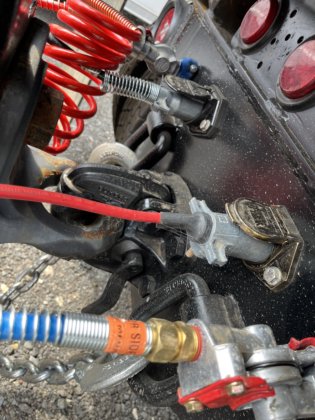 热切忙碌的标签拖车