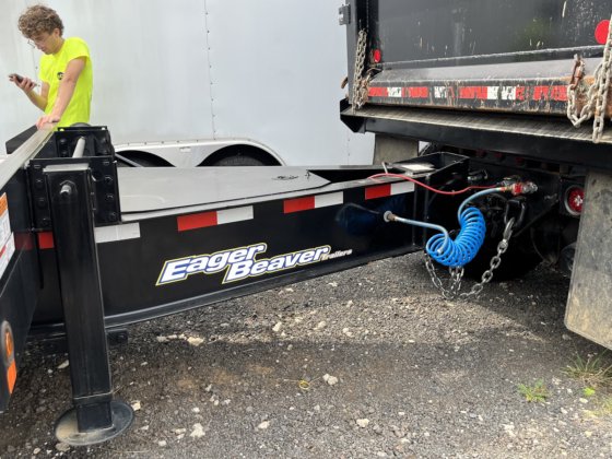 热切忙碌的标签拖车