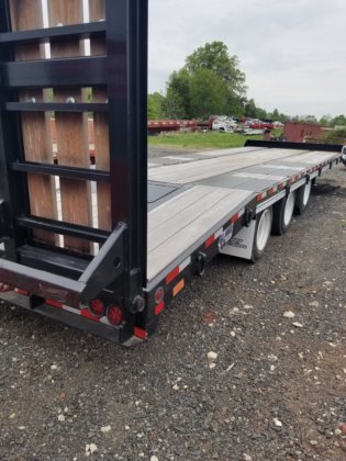 热切忙碌的标签拖车