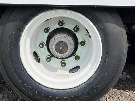 热切忙碌的标签拖车