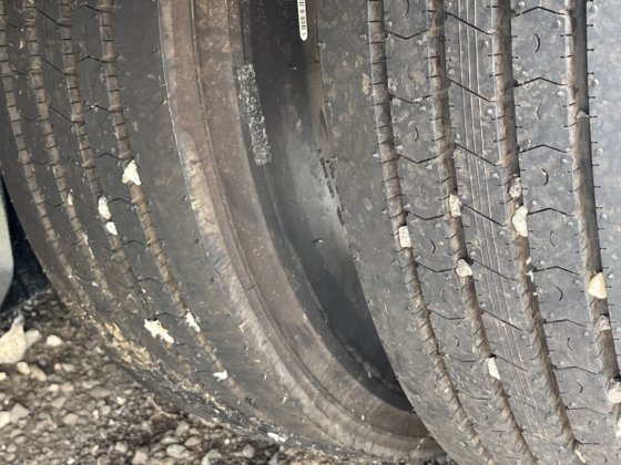 热切忙碌的标签拖车