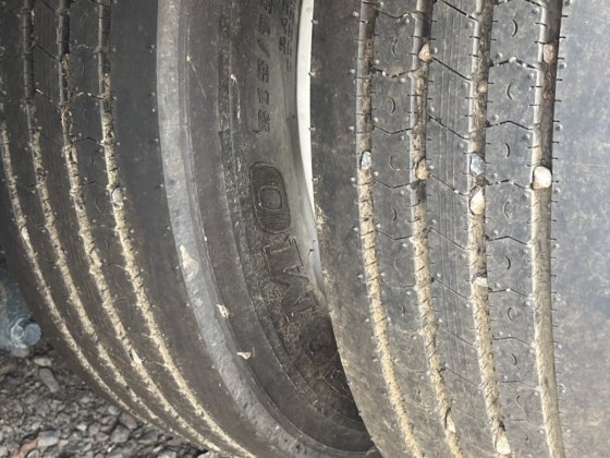 热切忙碌的标签拖车