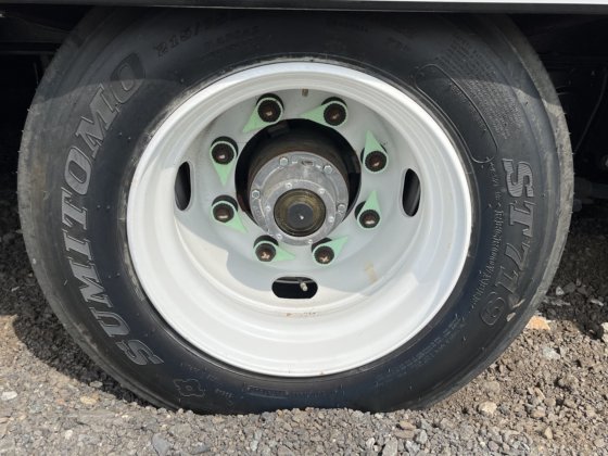 热切忙碌的标签拖车