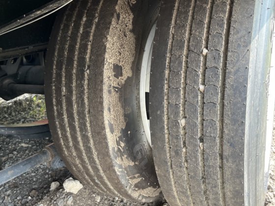 热切忙碌的标签拖车