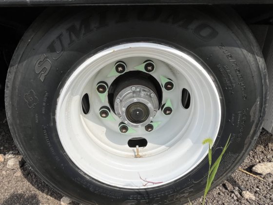 热切忙碌的标签拖车