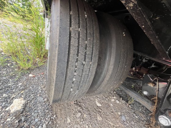 热切忙碌的标签拖车