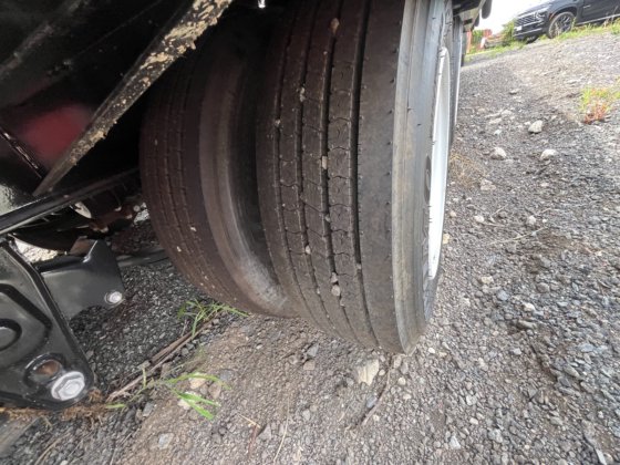 热切忙碌的标签拖车