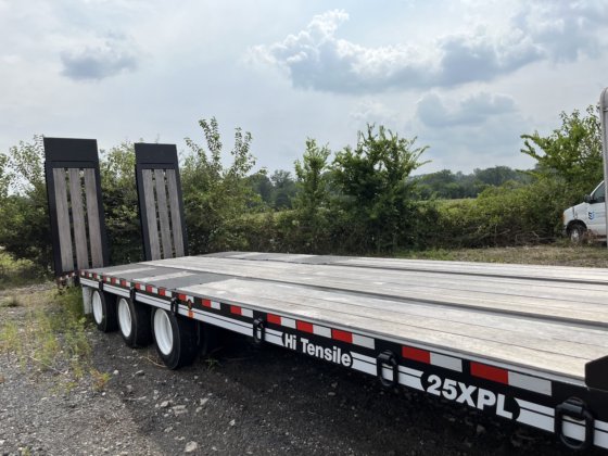 热切忙碌的标签拖车