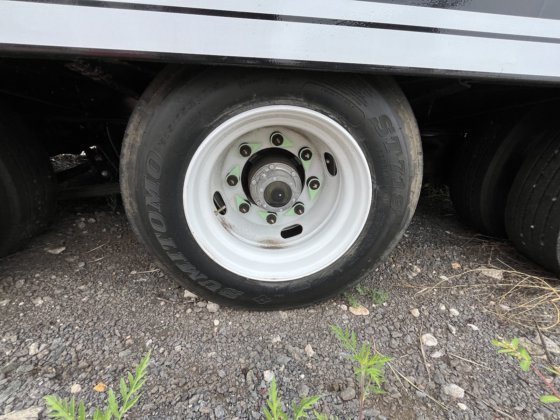 热切忙碌的标签拖车