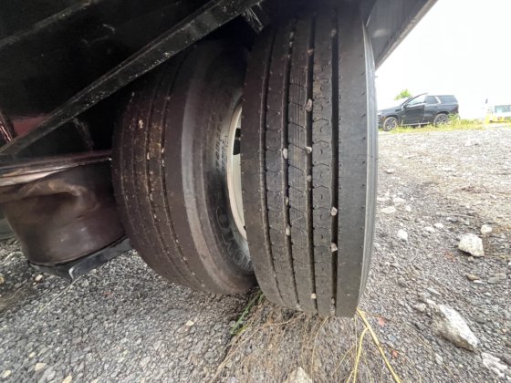 热切忙碌的标签拖车