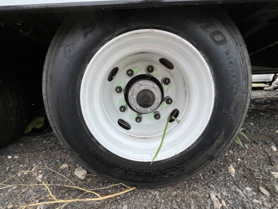 热切忙碌的标签拖车