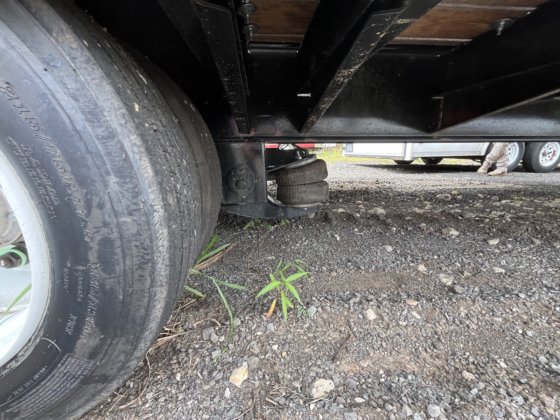 热切忙碌的标签拖车