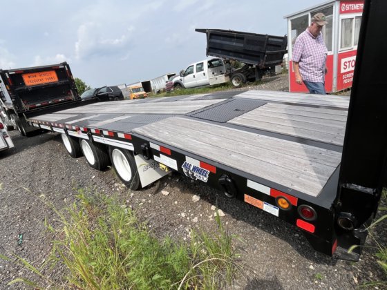 热切忙碌的标签拖车