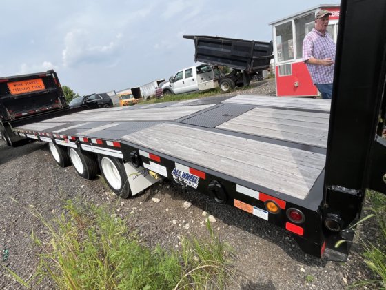 热切忙碌的标签拖车