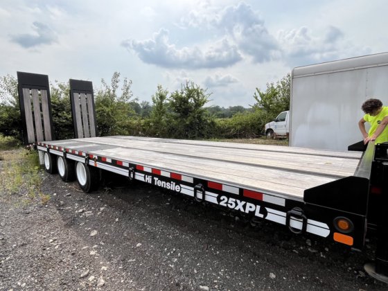 热切忙碌的标签拖车