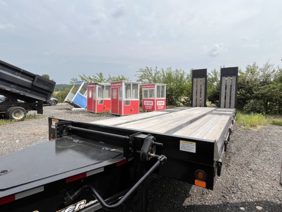 热切忙碌的标签拖车