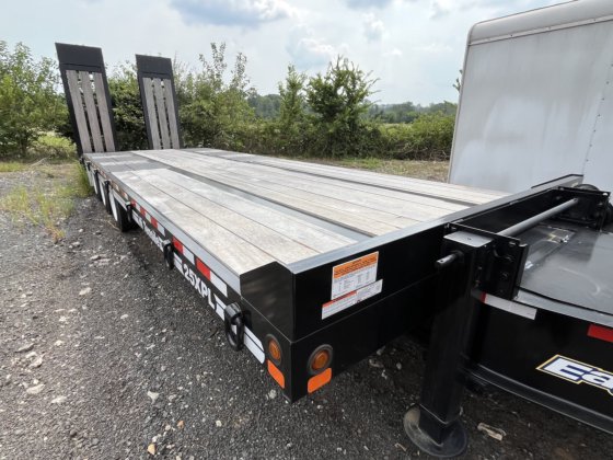 热切忙碌的标签拖车