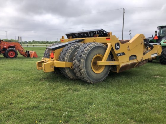 2021 Deere 2412E