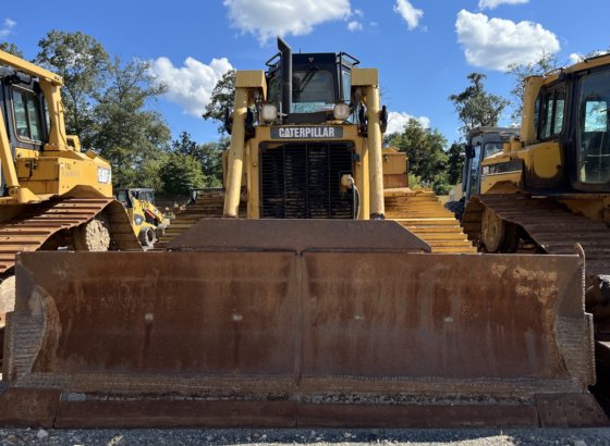 2011 年 CAT D6T-LGP