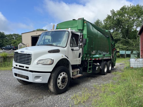 2017 Freightliner M2-106