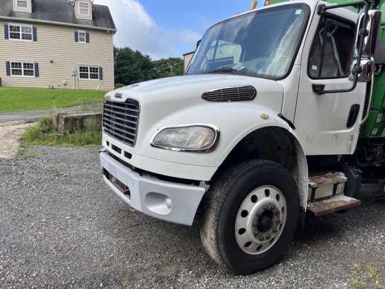 2017 Freightliner M2-106