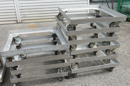 不明 キャスター付き台車は11台のみ。