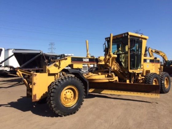 2001 Caterpillar 140H in Burnsville,