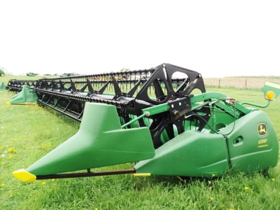 2006 John Deere 635F in