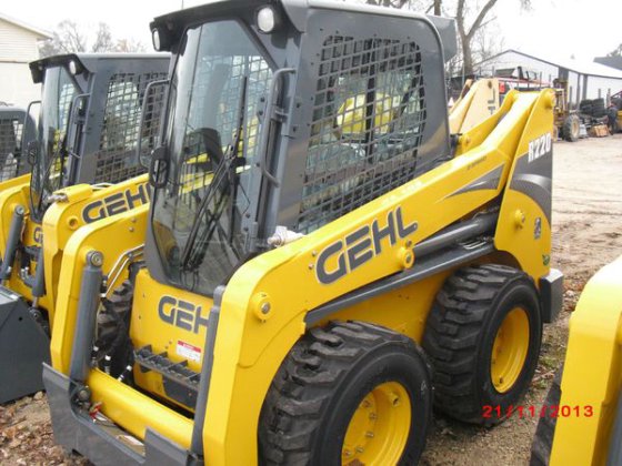 Gehl R220 in Newburg, WI
