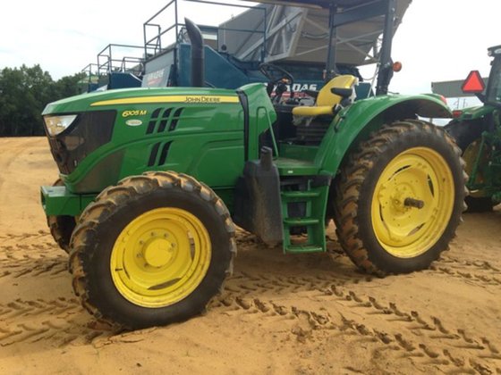 2013 John Deere 6105M in