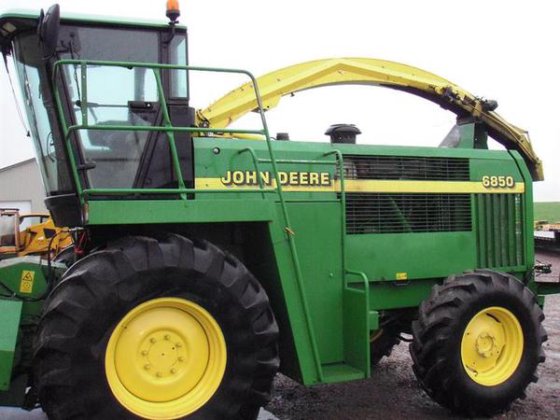 1999 John Deere 6850 in