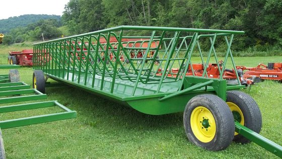 Stoltzfus feeder wagon in Beyer,
