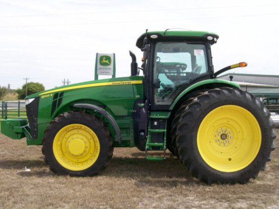 2015 John Deere 8245R in