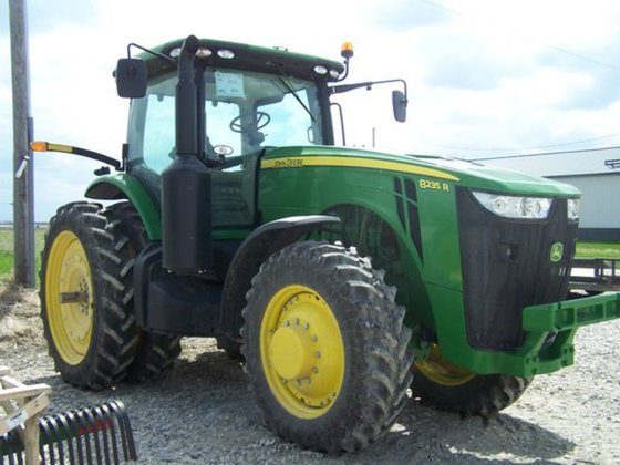 2013 John Deere 8235R in