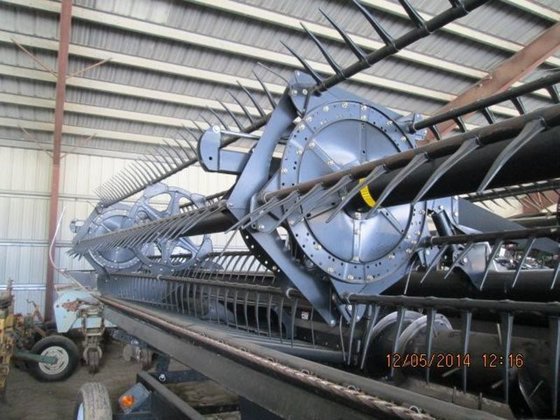 2010 MacDon Industries FD70 in