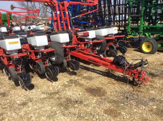 2011 WHITE 8222 in Gladbrook,