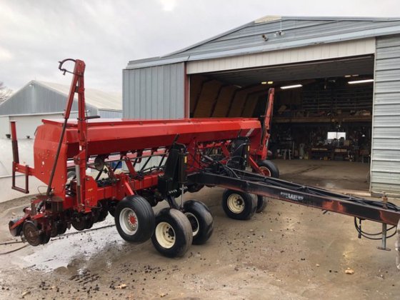 Case IH 5400 in Clatonia,