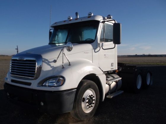 2007 Freightliner Columbia in Delphos,