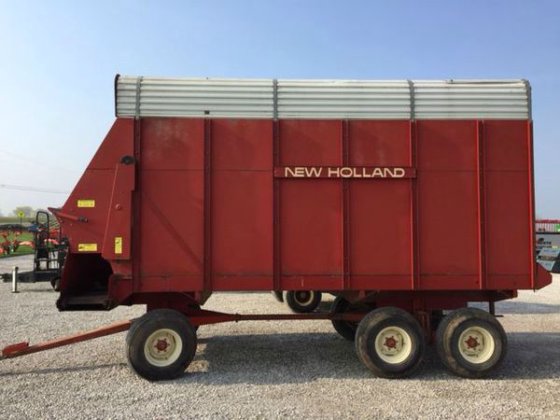 New Holland BR7070 in Rosebush,