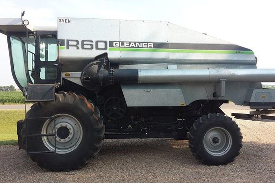 1989 Gleaner R60 in Mount