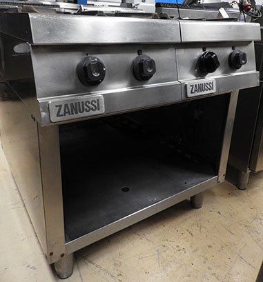 ザヌーシ 4バーナーガス業務用キッチン