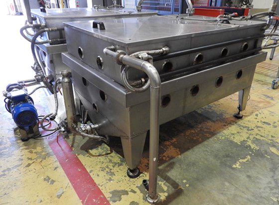 一套两个用于融化巧克力的容器