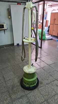 2つのねじ切りヘッドを備えた掃除機