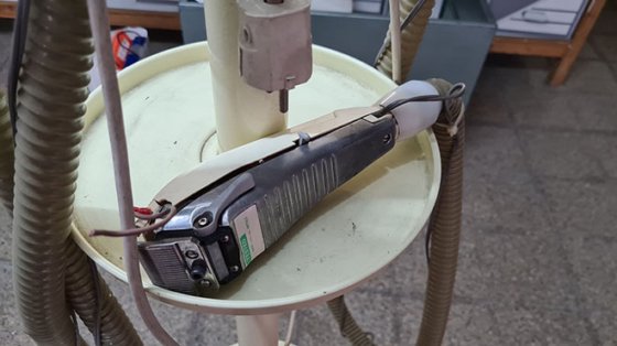 2つのねじ切りヘッドを備えた掃除機