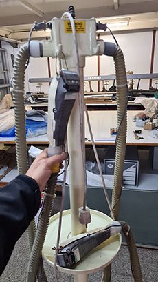 2つのねじ切りヘッドを備えた掃除機