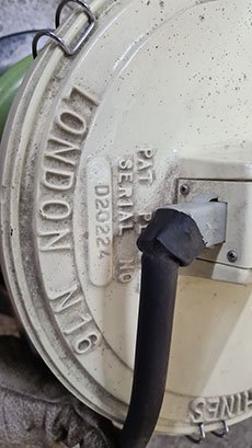 2つのねじ切りヘッドを備えた掃除機