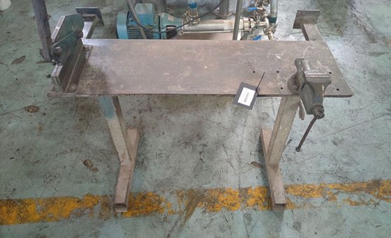 鋏とバイス付き作業台